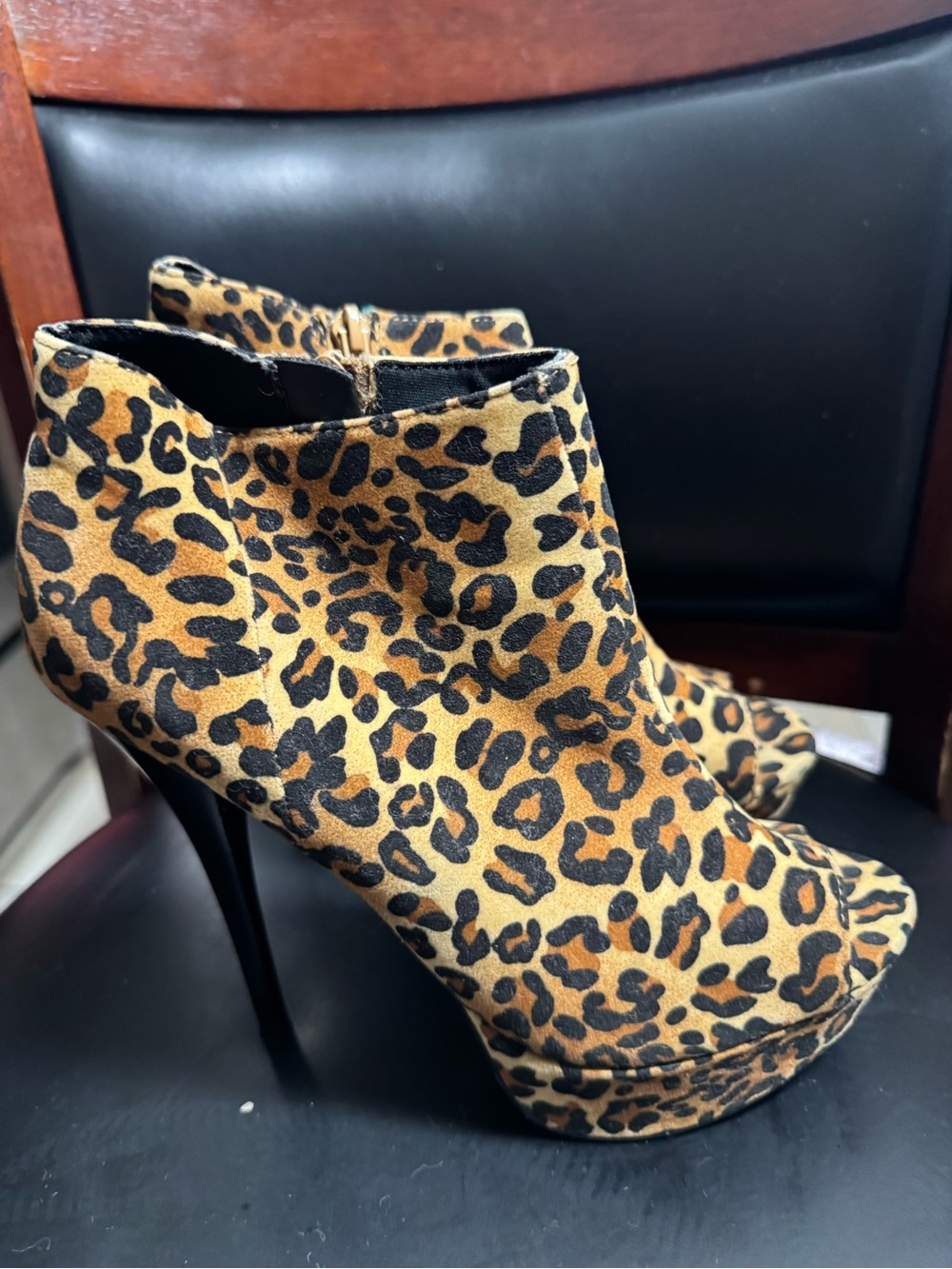 Qupid Leopard Print Platform Ankle Booties in Tan and Black size 7